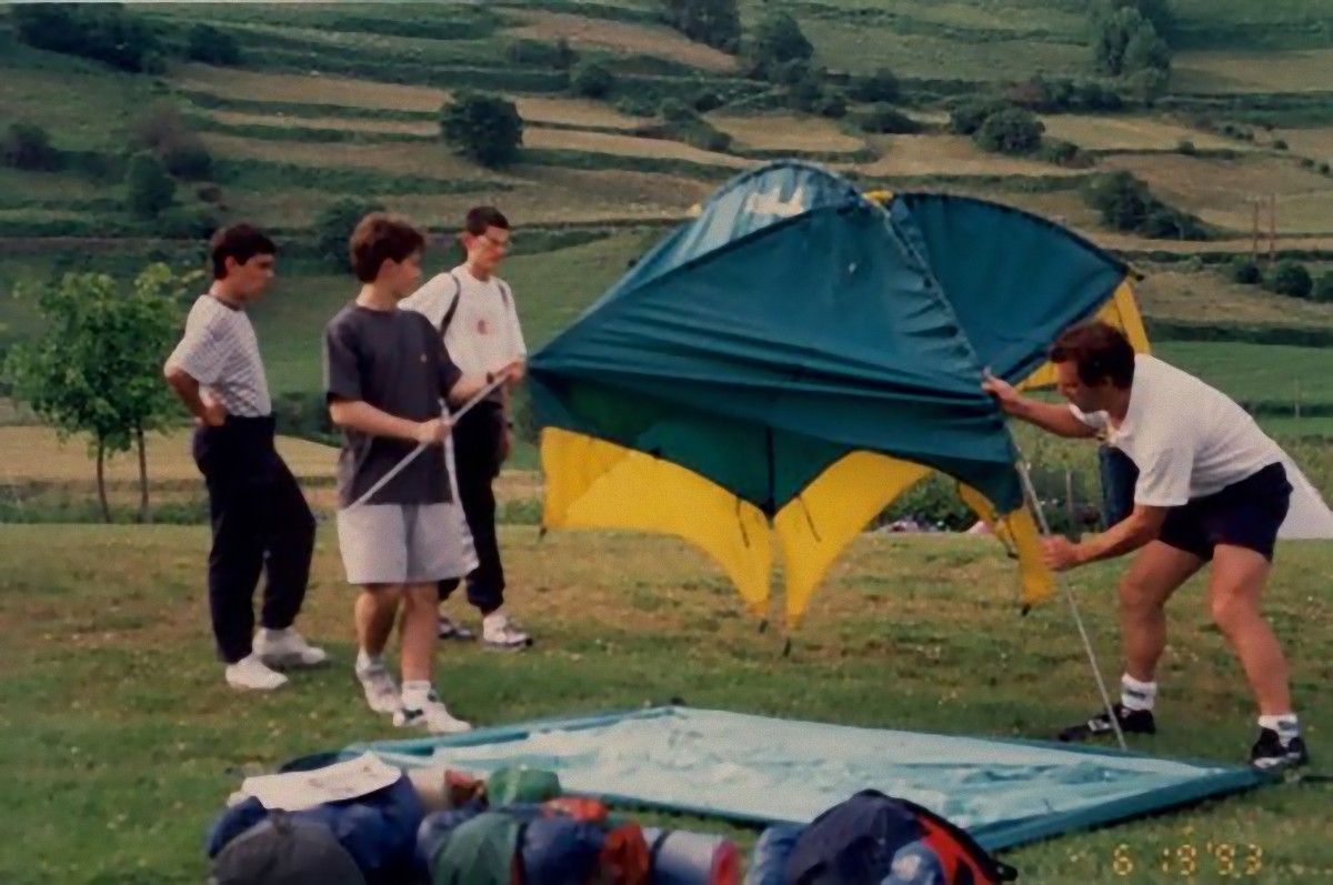 1993/06/19: Lescungo kanpinean denda jartzen laguntzen. Billar� mendira igoko ziren.